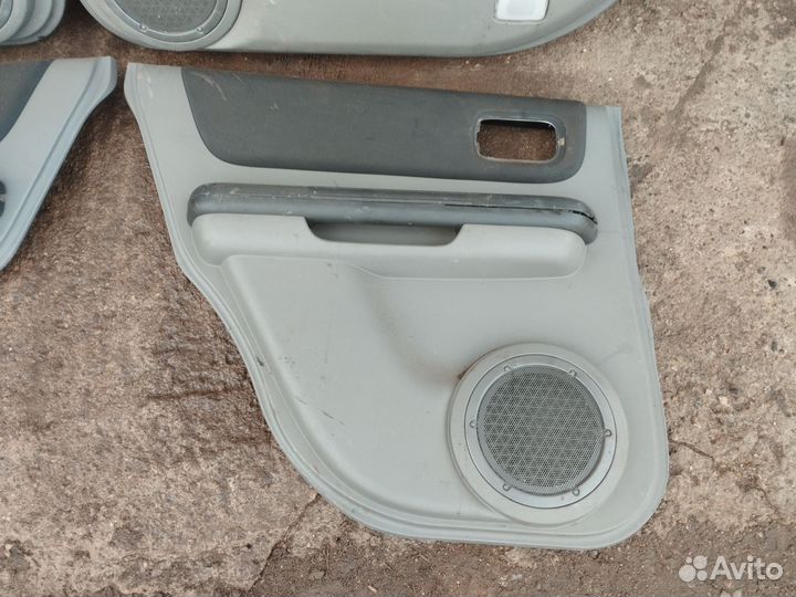 Обшивки дверей задние Nissan x-trail t30