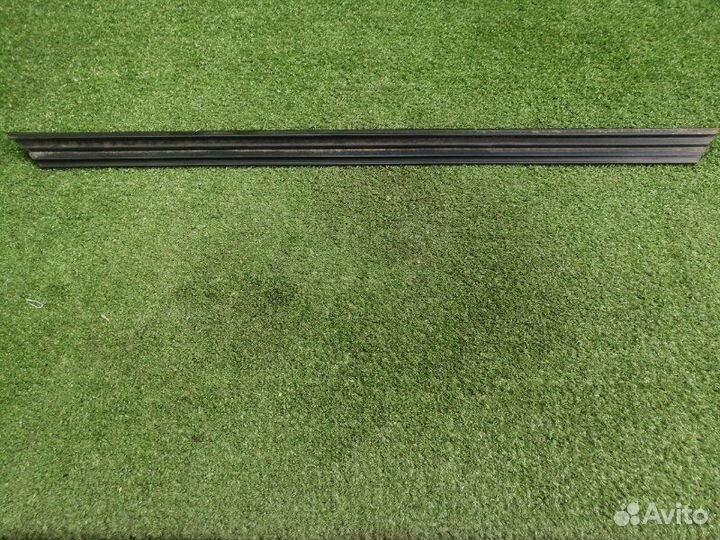 Уплотнитель стекла двери передний левый Mercedes