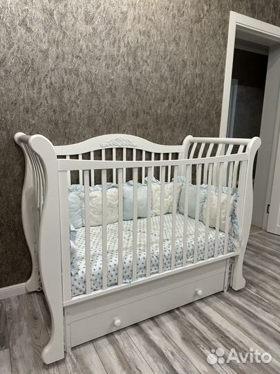 Детская кроватка с универсальным маятником