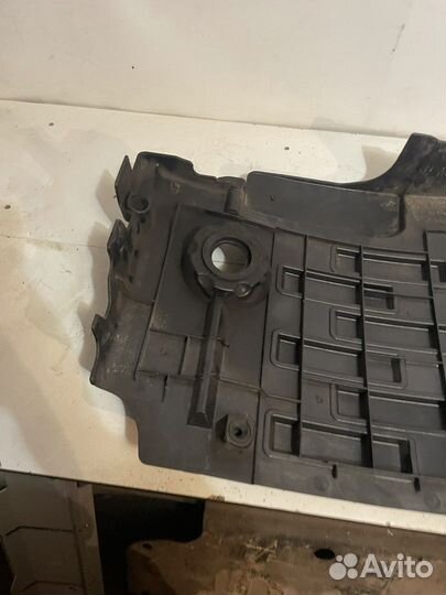 Крышка двигателя Land Rover Discovery 3 2.7D