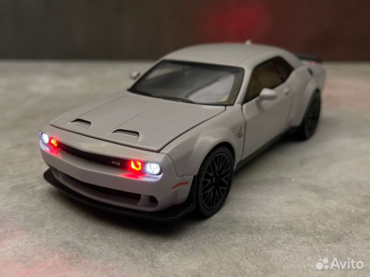 Модель автомобиля Dodge Challenger SRT 1/32 серая