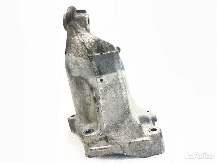 Кронштейн двигателя правый Mercedes-Benz E-Class