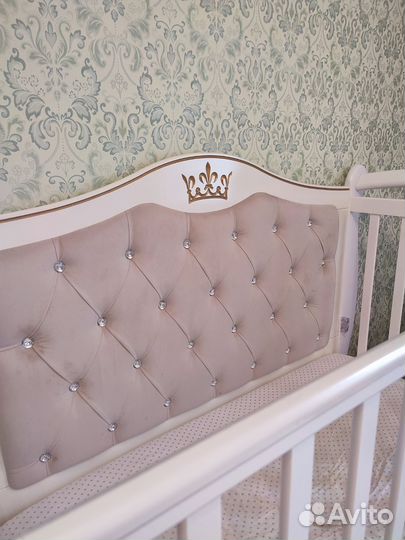 Детская кроватка с маятником