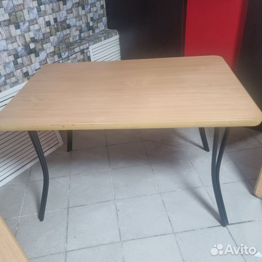 Столы, диванчики и барная стойка