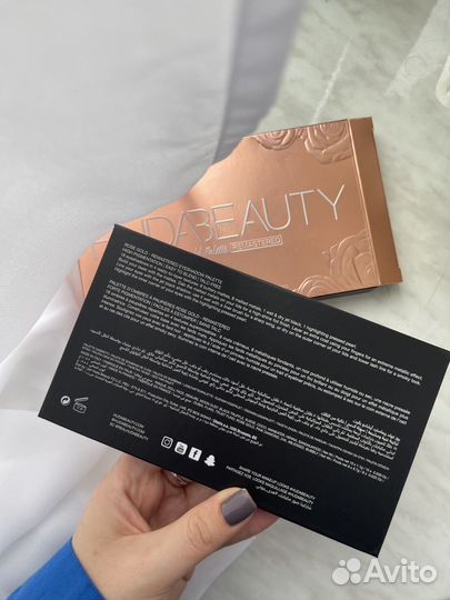 Палетка теней Huda Beauty Rose Gold