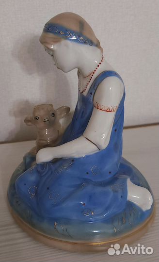 Фарфоровая статуэтка 