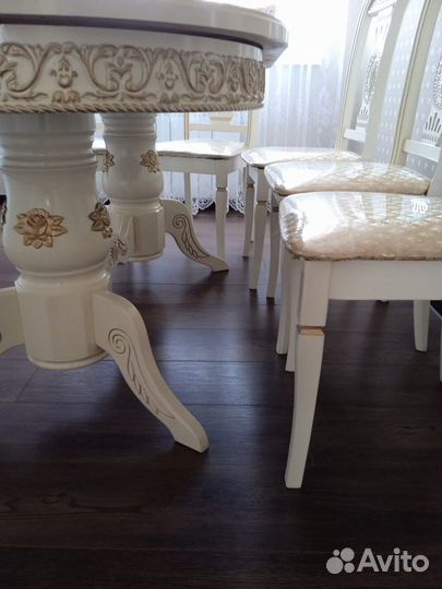 Кухонный стол и стулья