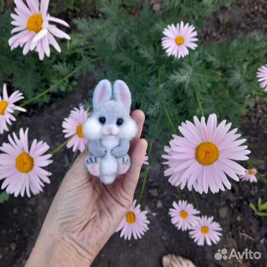 Валяная брошь