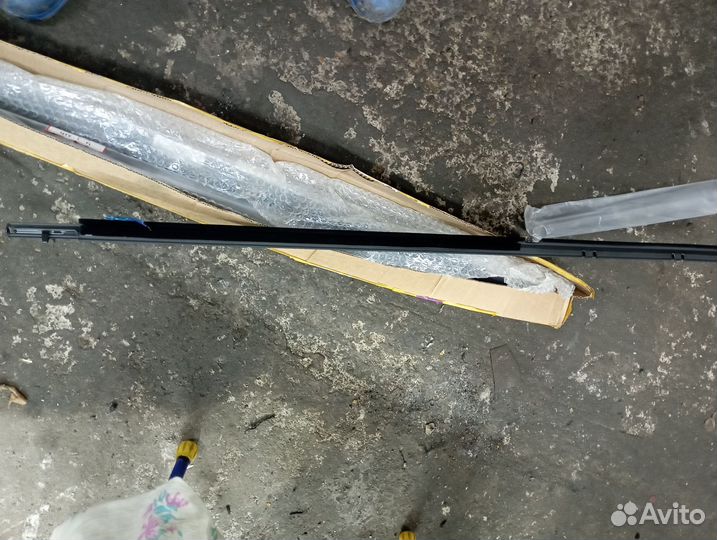 Молдинг стекла двери camry 06