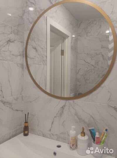 Круглое зеркало для дома с окантовкой