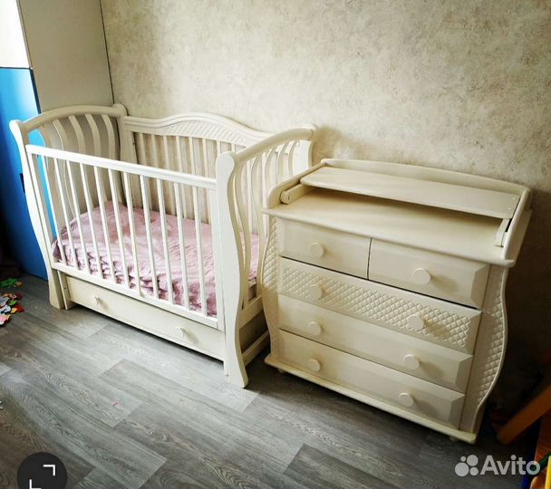 Детская кроватка с маятником и ящиком