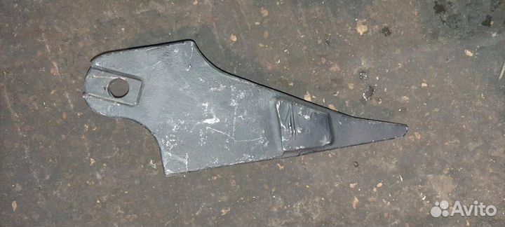 Зуб болтовой 61L3-0171 правый