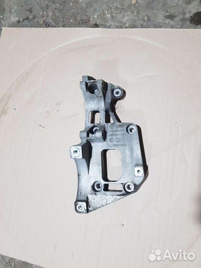 Кронштейн генератора volkswagen jetta 5