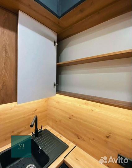 Кухня встроенная светлая