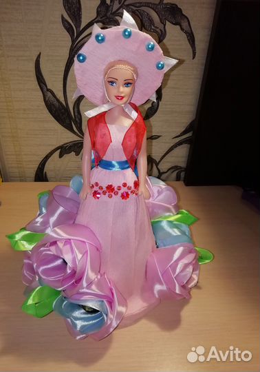 Кукла с конфетами и цветами. В наличии. Букет