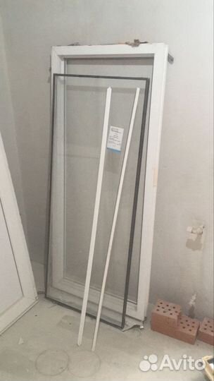 Дверь пластиковая со стеклом