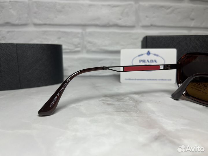 Солнцезащитные очки Prada