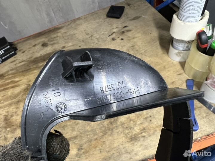 Накладка правая петли багажника BMW G30