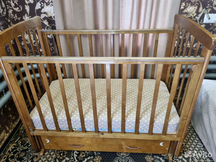 Детская кроватка с маятником