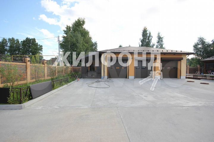 Дом 693,9 м² на участке 19,6 сот.