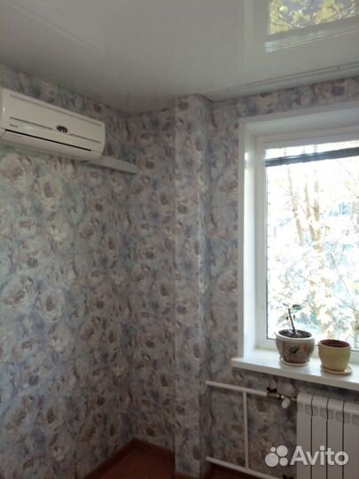 Клеить обои