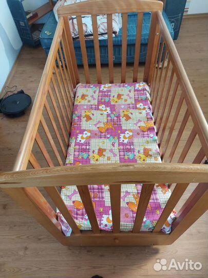 Детская кроватка с маятником
