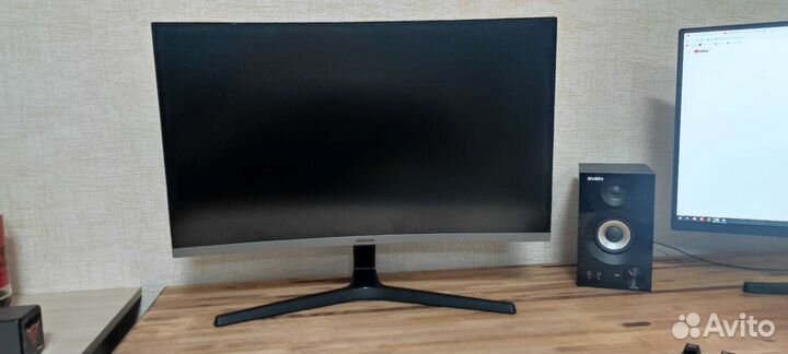 Изогнутый монитор Samsung 27