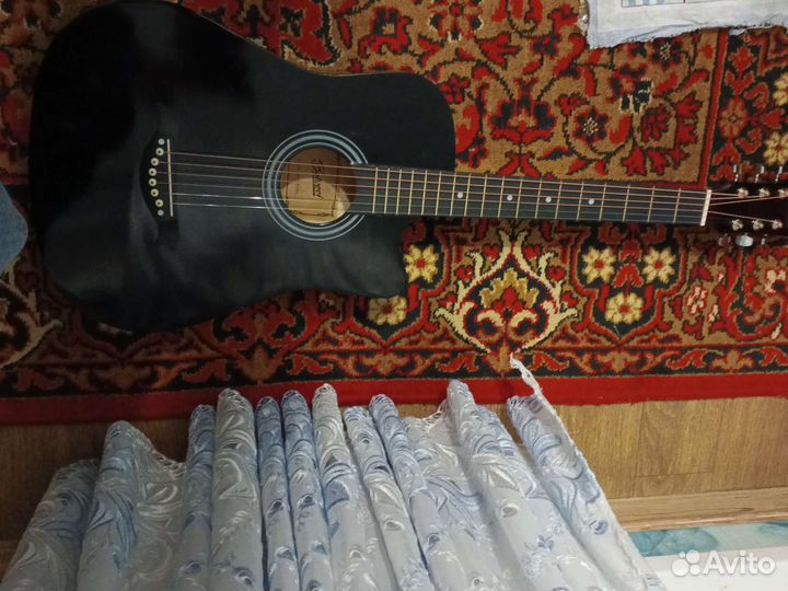 Акустическая гитара