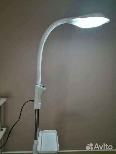 Лампа лупа на колесах