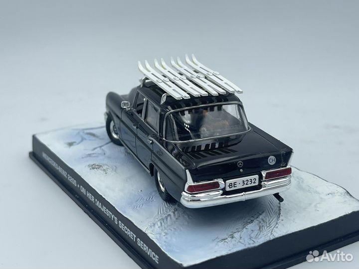 Mercedes-Benz - 220S W111 On Her Majesty's Secret