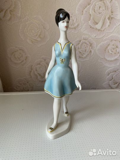 Статуэтка девушка в голубом платье Венгрия