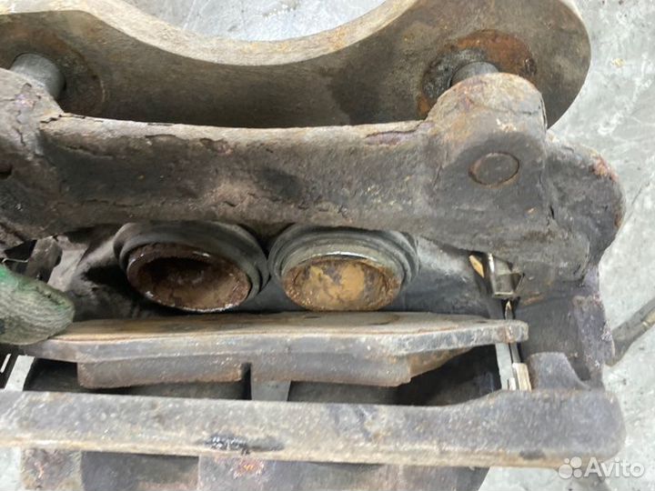 Суппорт тормозной передний левый Land Rover Range