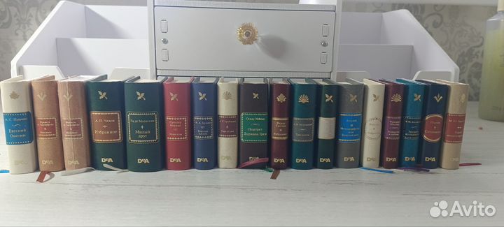 Коллекция книг в миниатюре