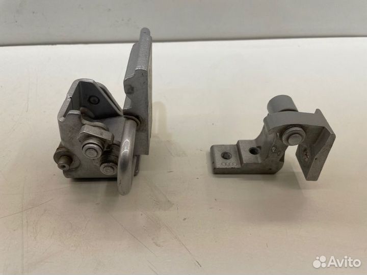 Петля двери Audi A6 C6 2.0 2008