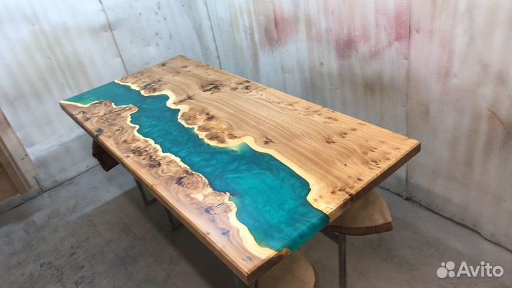 Стол река из эпоксидной смолы