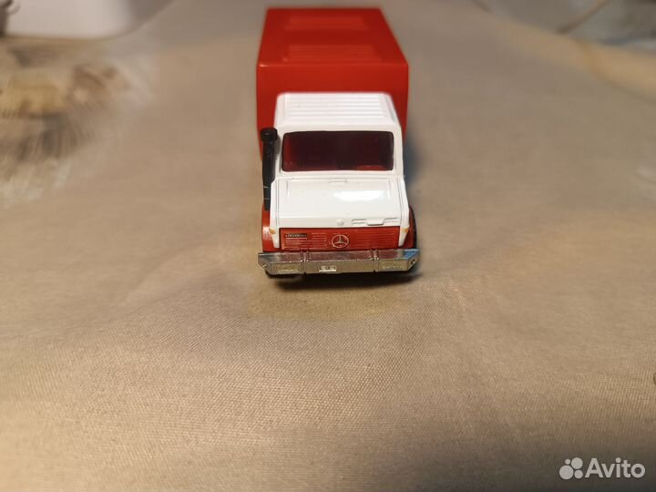 Hot wheels Mercedes Unimog premium