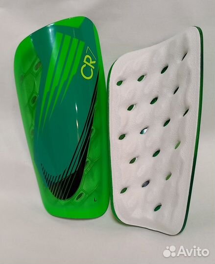 Новые футбольные щитки Nike Mercurial Lite