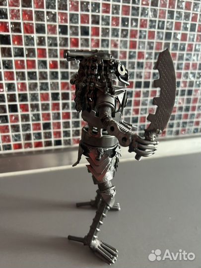 Хищник статуэтка