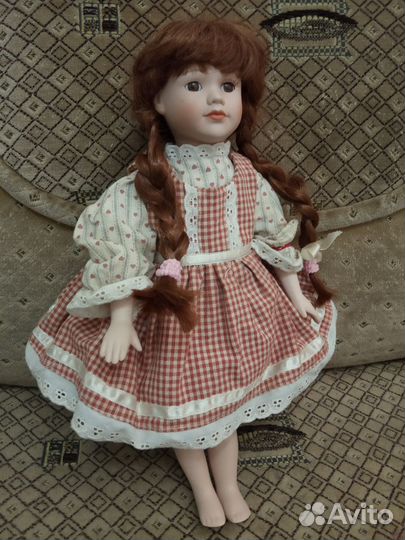 Кукла фарфоровая