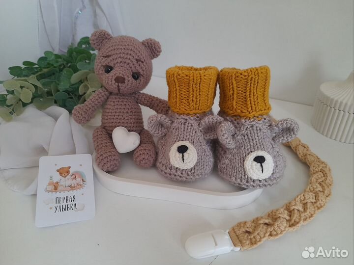 Игрушка вязанная и пинетки