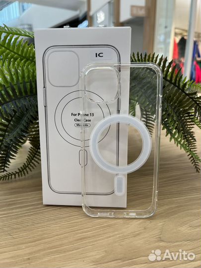 Прозрачный чехол MagSafe на iPhone 13