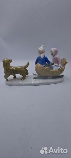 Антикварная статуэтка дети на санках с собакой