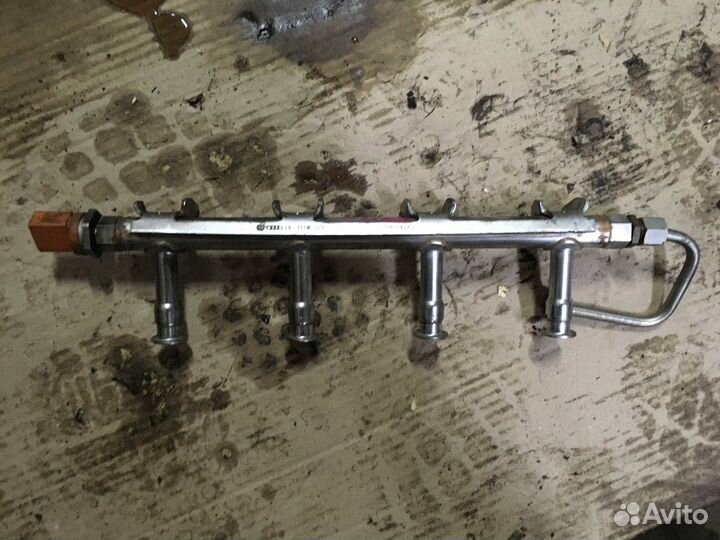 Рейка топливная (рампа) CBZ (Volkswagen Golf)