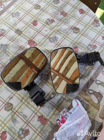 Боковое зеркало