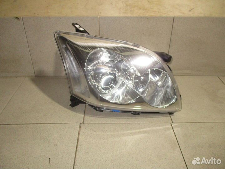 Фара правая Toyota Avensis 2 (T250)