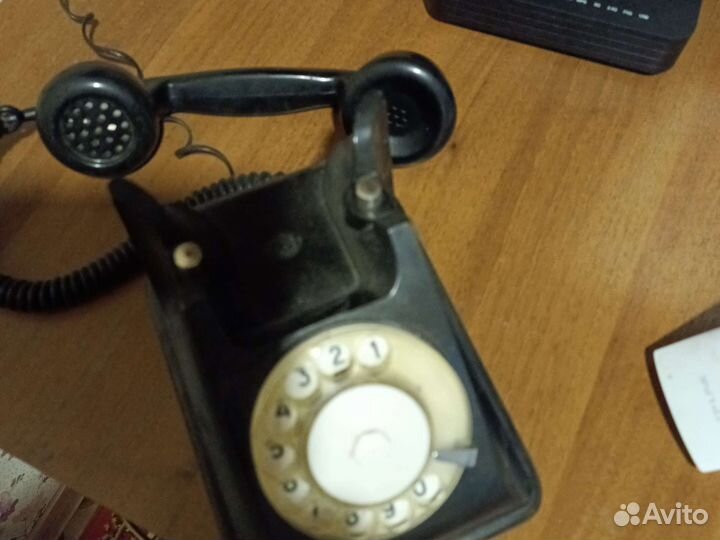 Старинный телефонный аппарат