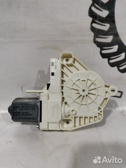 Моторчик стеклоподъемника задний правый Audi A4