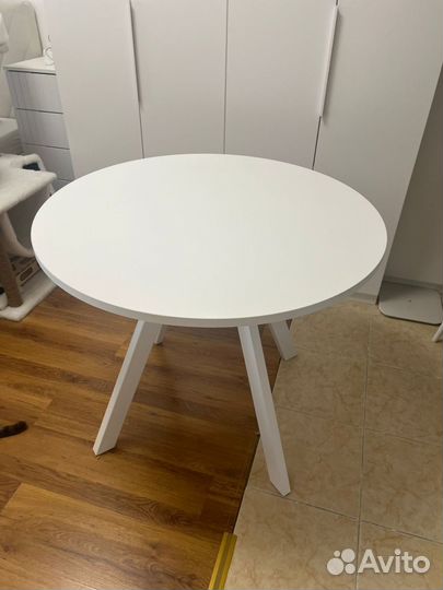 Стол кухонный круглый белый
