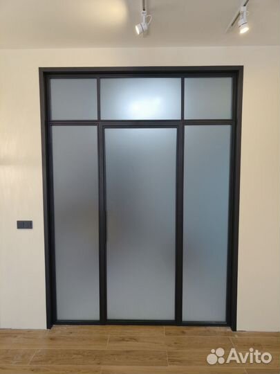 Лофт перегородка с распашной дверью