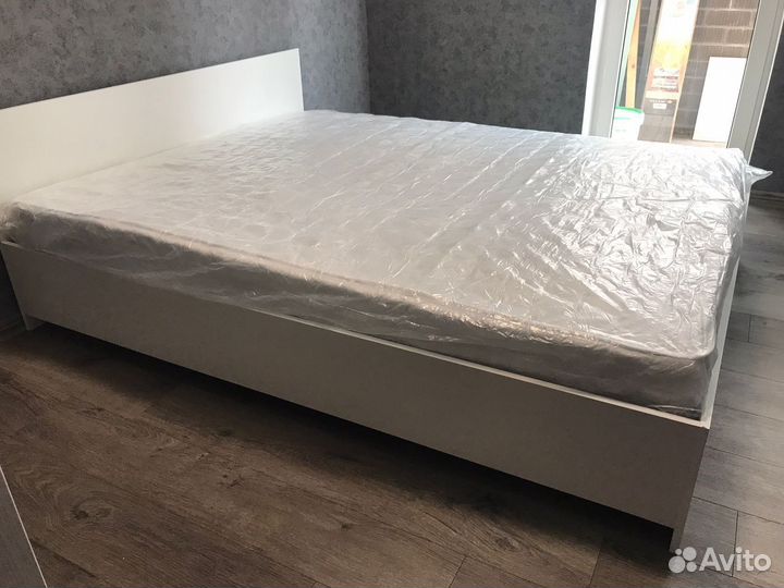 Кровать с матрасом